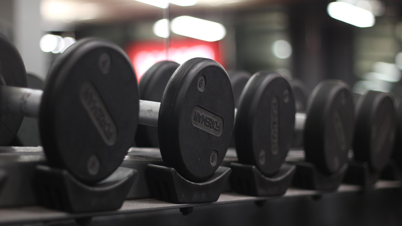Pesas de gimnasio sobre superficie gris
